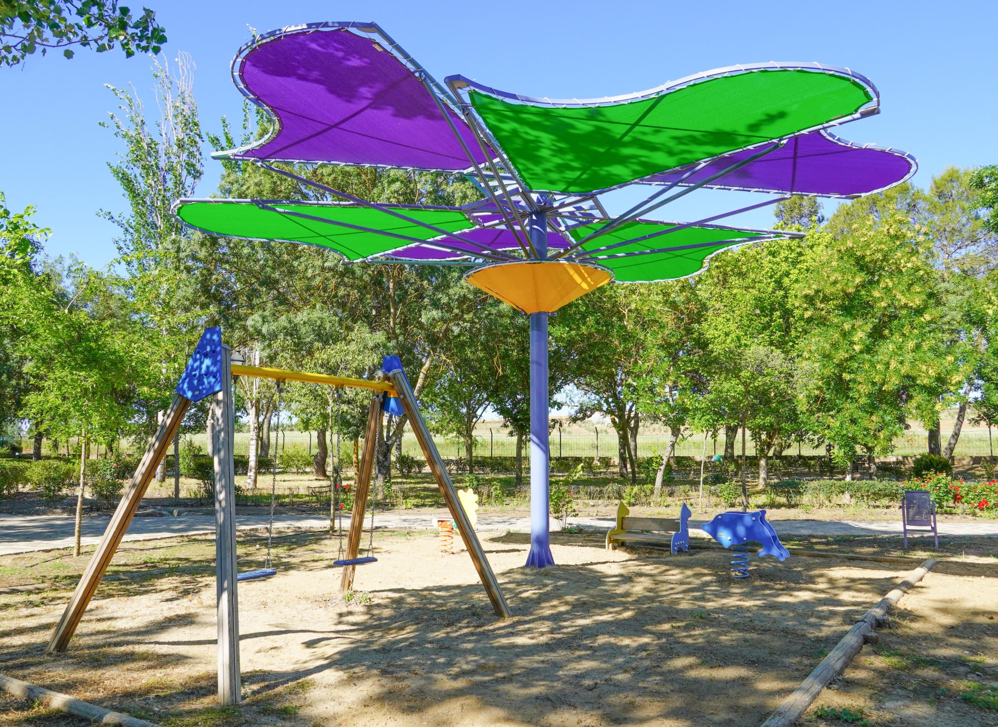 toldo flor ensombra en parque infantil 8