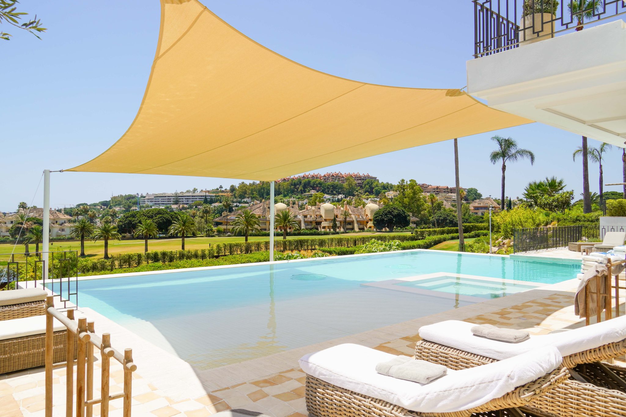 toldos vela en piscina en villa en marbella