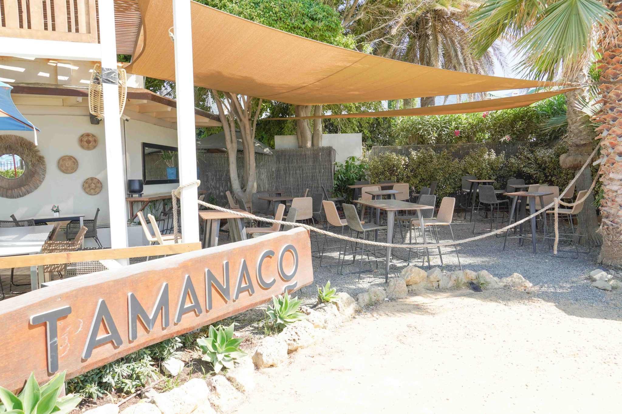 velas de sombra en restaurante tamanaco